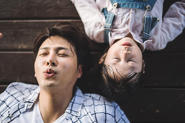 포토 JPG 주간 여자 남자 딸 여유 어린이 40대 중년 가족 휴식 사람 상반신 야외 두명 일상 앞모습 하이앵글 눕기 눈감음 한국인 가족라이프 아빠 즐거움 정자 인천 부녀 국내포토 자연요소 라이프스타일 건축물 감정 뷰포인트 컨셉 관계 모션 한국 동양인 성인 라이프 파일형식