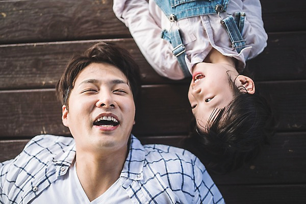 포토 JPG 주간 건축물 응시 여자 남자 딸 여유 어린이 40대 중년 가족 휴식 미소 웃음 사람 상반신 야외 두명 일상 앞모습 하이앵글 눕기 눈감음 한국인 자녀 가족라이프 아빠 즐거움 정자 인천 부녀 국내포토 자연요소 라이프스타일 시선 건축 감정 뷰포인트 컨셉 관계 모션 한국 표정 동양인 성인 라이프 파일형식 아시아 인종 생활 나라