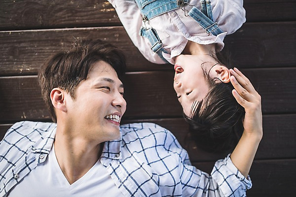포토 JPG 주간 응시 여자 남자 딸 여유 어린이 40대 중년 가족 휴식 미소 사람 상반신 야외 두명 앞모습 하이앵글 눕기 마주보기 한국인 자녀 가족라이프 아빠 즐거움 인천 쓰다듬기 부녀 국내포토 자연요소 라이프스타일 시선 감정 뷰포인트 컨셉 관계 모션 한국 표정 동양인 성인 파일형식 아시아 인종 생활 나라