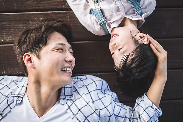 포토 JPG 주간 응시 여자 남자 딸 여유 어린이 40대 중년 가족 휴식 미소 사람 상반신 야외 두명 앞모습 하이앵글 눕기 마주보기 한국인 자녀 가족라이프 아빠 즐거움 인천 쓰다듬기 부녀 국내포토 자연요소 라이프스타일 시선 감정 뷰포인트 컨셉 관계 모션 한국 표정 동양인 성인 파일형식