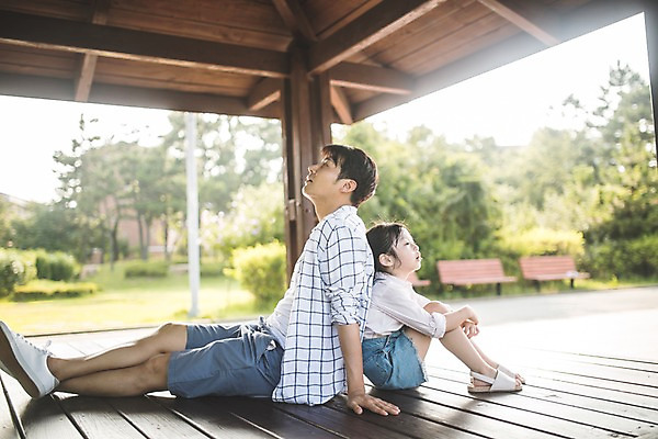 포토 JPG 주간 전신 건축물 응시 공원 여자 남자 딸 여유 어린이 40대 중년 가족 휴식 사람 앉기 야외 두명 옆모습 한국인 등맞대기 자녀 가족라이프 아빠 정자 인천 부녀 국내포토 자연요소 라이프스타일 시선 공공시설 건축 감정 뷰포인트 컨셉 관계 모션 한국 동양인 성인 파일형식