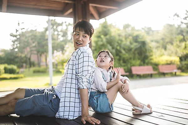 포토 JPG 주간 전신 응시 공원 여자 남자 딸 여유 어린이 40대 중년 가족 휴식 대화 사람 앉기 상반신 야외 두명 옆모습 한국인 등맞대기 자녀 가족라이프 아빠 정자 인천 부녀 국내포토 자연요소 라이프스타일 건축물 시선 공공시설 감정 뷰포인트 컨셉 관계 모션 한국 말하기 동양인 성인 파일형식