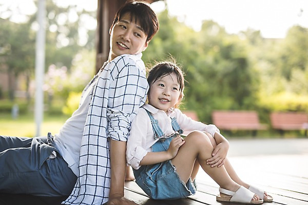 포토 JPG 주간 전신 응시 여자 남자 딸 여유 어린이 40대 중년 가족 휴식 미소 사람 상반신 야외 두명 일상 옆모습 한국인 등맞대기 자녀 가족라이프 아빠 정자 인천 부녀 국내포토 자연요소 라이프스타일 건축물 시선 감정 뷰포인트 컨셉 관계 모션 한국 표정 동양인 성인 라이프 파일형식