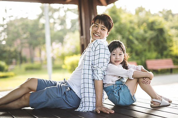포토 JPG 주간 전신 응시 여자 남자 딸 여유 어린이 40대 중년 가족 휴식 미소 사람 앉기 상반신 야외 두명 옆모습 한국인 등맞대기 자녀 가족라이프 아빠 정자 인천 부녀 국내포토 자연요소 라이프스타일 건축물 시선 감정 뷰포인트 컨셉 관계 모션 한국 표정 동양인 성인 파일형식
