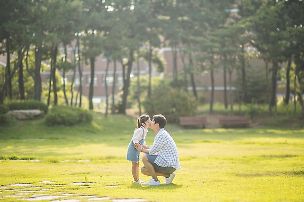 포토 JPG 주간 전신 나무 여자 남자 딸 어린이 40대 중년 가족 키스 서기 사람 앉기 잔디 야외 두명 일상 옆모습 한국인 자녀 잡기 가족라이프 아빠 인천 부녀 국내포토 자연요소 식물 라이프스타일 뷰포인트 관계 모션 한국 동양인 성인 라이프 애정표현 파일형식