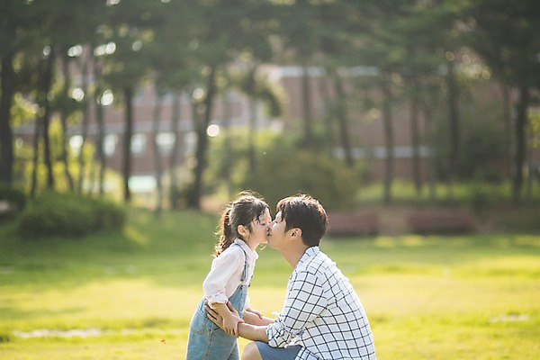 포토 JPG 주간 여자 남자 딸 어린이 40대 중년 가족 키스 서기 사람 앉기 잔디 상반신 야외 두명 일상 옆모습 한국인 자녀 잡기 가족라이프 아빠 인천 부녀 국내포토 자연요소 식물 라이프스타일 뷰포인트 관계 모션 한국 동양인 성인 라이프 애정표현 파일형식