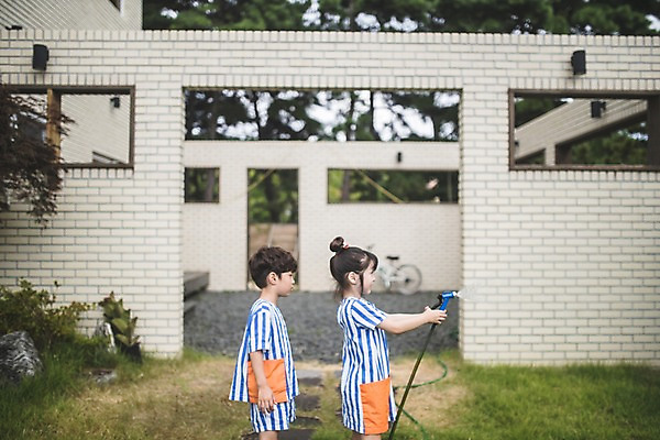 포토 JPG 주간 응시 여자 남자 어린이 벽 가족 물놀이 남매 서기 미소 들기 사람 잔디 상반신 야외 두명 일상 옆모습 정원 한국인 잡기 가족라이프 즐거움 인천 물뿌리기 물총놀이 물호스 어린이만 국내포토 자연요소 식물 라이프스타일 시선 감정 뷰포인트 관계 모션 놀이 한국 표정 동양인 라이프 호스 파일형식