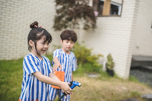 포토 JPG 주간 여자 남자 어린이 가족 물놀이 남매 서기 미소 사람 상반신 야외 두명 일상 앞모습 옆모습 정원 한국인 잡기 가족라이프 즐거움 인천 물뿌리기 물총놀이 물호스 어린이만 국내포토 자연요소 라이프스타일 감정 뷰포인트 관계 모션 놀이 한국 표정 동양인 라이프 호스 파일형식 아시아 인종 생활 나라