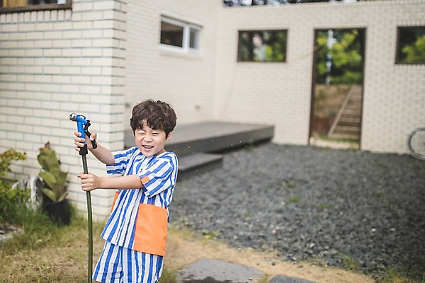 포토 JPG 주간 남자 아들 어린이 가족 물놀이 놀이 한명 들기 사람 상반신 야외 일상 옆모습 정원 한국인 잡기 즐거움 인천 물뿌리기 물총놀이 물호스 소년한명만 국내포토 자연요소 1 감정 뷰포인트 관계 모션 한국 동양인 라이프 호스 남자한명만 소년만 파일형식 아시아 인종 생활 남자만 어린이만 나라