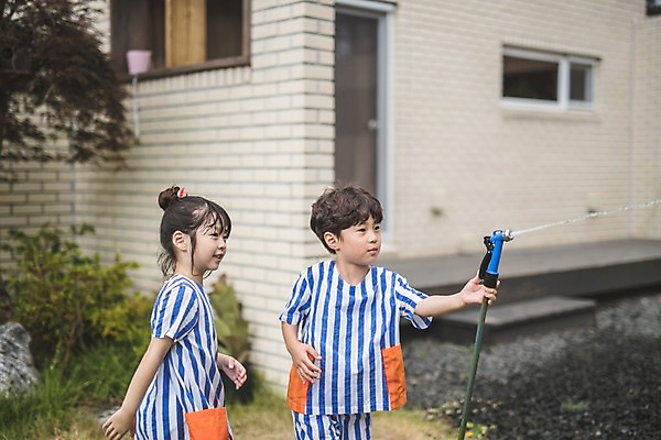 포토 JPG 주간 여자 남자 딸 아들 어린이 가족 놀이 주택 남매 미소 들기 사람 상반신 야외 두명 일상 옆모습 정원 한국인 잡기 가족라이프 즐거움 인천 물뿌리기 물총놀이 물호스 어린이만 국내포토 자연요소 라이프스타일 감정 뷰포인트 관계 모션 한국 표정 동양인 건물 라이프 호스 파일형식