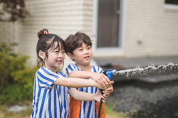 포토 JPG 주간 응시 여자 남자 어린이 가족 물놀이 놀이 남매 서기 미소 사람 상반신 야외 두명 일상 옆모습 한국인 잡기 가족라이프 즐거움 인천 물뿌리기 물총놀이 물호스 어린이만 국내포토 자연요소 라이프스타일 시선 감정 뷰포인트 관계 모션 한국 표정 동양인 라이프 호스 파일형식