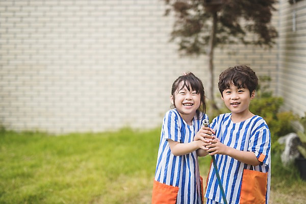 포토 JPG 주간 응시 여자 남자 어린이 가족 물놀이 놀이 남매 서기 미소 사람 잔디 상반신 야외 두명 일상 앞모습 정원 한국인 잡기 가족라이프 즐거움 인천 물호스 어린이만 국내포토 자연요소 식물 라이프스타일 시선 감정 뷰포인트 관계 모션 한국 표정 동양인 라이프 호스 파일형식
