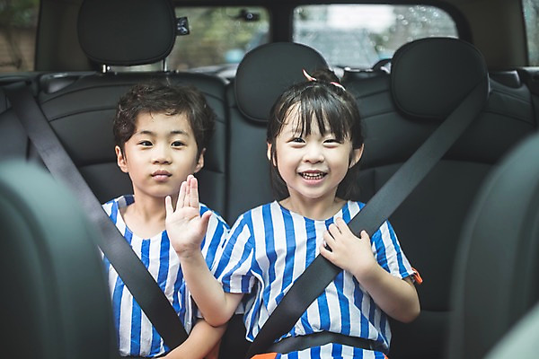 포토 JPG 주간 응시 여자 남자 어린이 가족 자동차 실내 남매 미소 사람 앉기 상반신 두명 일상 앞모습 한국인 가족라이프 즐거움 손인사 차안 인천 안전벨트 어린이만 국내포토 자연요소 라이프스타일 시선 감정 육상교통 뷰포인트 관계 모션 한국 표정 안전 동양인 내부 라이프 인사 파일형식