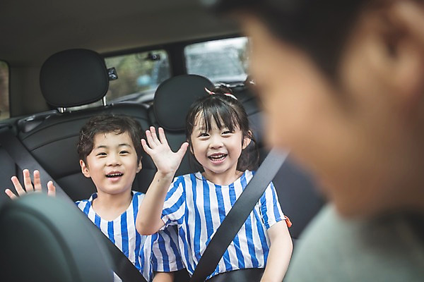 포토 JPG 주간 응시 여자 남자 딸 아들 어린이 40대 중년 가족 자동차 실내 미소 사람 앉기 상반신 일상 앞모습 아웃포커스 세명 한국인 자녀 가족라이프 뒤돌아보기 아빠 즐거움 손인사 차안 인천 안전벨트 국내포토 자연요소 라이프스타일 시선 감정 육상교통 뷰포인트 관계 모션 한국 촬영기법 표정 안전 동양인 성인 내부 라이프 인사 파일형식