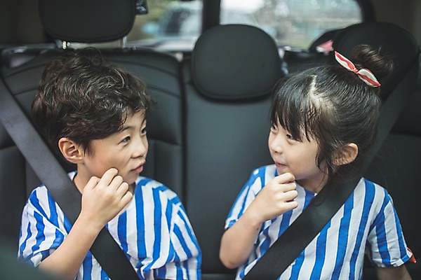 포토 JPG 주간 응시 여자 남자 딸 아들 어린이 가족 자동차 실내 남매 대화 미소 사람 앉기 상반신 두명 일상 앞모습 마주보기 한국인 자녀 가족라이프 즐거움 차안 안전벨트 어린이만 국내포토 자연요소 라이프스타일 시선 감정 육상교통 뷰포인트 관계 모션 표정 말하기 안전 동양인 내부 라이프 파일형식