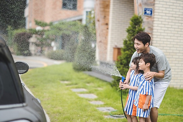 포토 JPG 주간 응시 여자 남자 딸 아들 어린이 40대 중년 가족 안기 자동차 주택 서기 미소 사람 상반신 야외 일상 옆모습 세명 한국인 자녀 잡기 가족라이프 아빠 즐거움 인천 세차 물뿌리기 물호스 국내포토 자연요소 라이프스타일 시선 감정 육상교통 뷰포인트 관계 모션 한국 표정 동양인 성인 건물 라이프 호스 파일형식