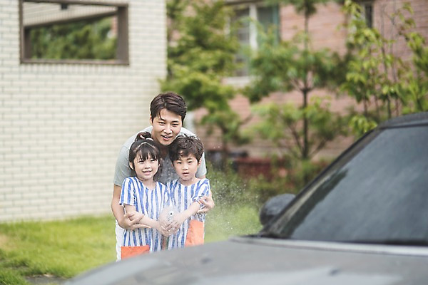 포토 JPG 주간 응시 여자 남자 딸 아들 어린이 벽 40대 중년 가족 안기 자동차 서기 미소 들기 사람 상반신 야외 일상 앞모습 세명 한국인 자녀 잡기 가족라이프 아빠 인천 세차 물뿌리기 물호스 국내포토 자연요소 라이프스타일 시선 육상교통 뷰포인트 관계 모션 한국 표정 동양인 성인 라이프 호스 파일형식