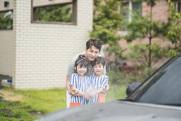 포토 JPG 주간 여자 남자 딸 아들 어린이 벽 40대 중년 가족 안기 자동차 서기 미소 들기 사람 상반신 야외 일상 앞모습 세명 한국인 자녀 잡기 가족라이프 아빠 즐거움 인천 세차 물뿌리기 물호스 국내포토 자연요소 라이프스타일 감정 육상교통 뷰포인트 관계 모션 한국 표정 동양인 성인 라이프 호스 파일형식