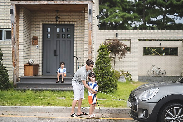 포토 JPG 주간 전신 응시 여자 남자 딸 아들 어린이 40대 중년 가족 자동차 주택 서기 사람 앉기 야외 일상 앞모습 옆모습 세명 계단 한국인 자녀 잡기 가족라이프 아빠 즐거움 인천 세차 물뿌리기 물호스 부녀 국내포토 자연요소 라이프스타일 시선 감정 육상교통 뷰포인트 관계 모션 한국 동양인 성인 건물 라이프 호스 파일형식