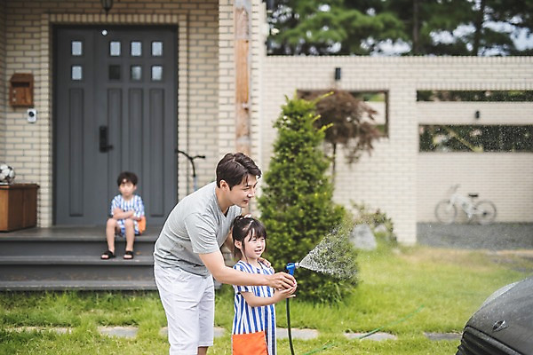 포토 JPG 주간 전신 응시 여자 남자 딸 아들 어린이 40대 중년 가족 자동차 주택 사람 앉기 상반신 야외 일상 앞모습 옆모습 세명 팔짱 계단 한국인 자녀 잡기 가족라이프 아빠 즐거움 인천 세차 물호스 부녀 국내포토 자연요소 라이프스타일 시선 감정 육상교통 뷰포인트 관계 모션 한국 동양인 성인 건물 라이프 호스 파일형식