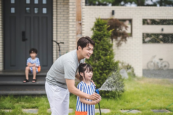 포토 JPG 주간 전신 응시 여자 남자 딸 아들 어린이 40대 중년 가족 주택 미소 들기 사람 앉기 상반신 야외 일상 앞모습 옆모습 세명 팔짱 계단 한국인 자녀 가족라이프 아빠 즐거움 인천 세차 물뿌리기 물호스 부녀 국내포토 자연요소 라이프스타일 시선 감정 뷰포인트 관계 모션 한국 표정 동양인 성인 건물 라이프 호스 파일형식