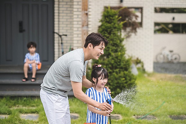 포토 JPG 주간 전신 응시 여자 남자 딸 아들 어린이 40대 중년 가족 주택 미소 웃음 사람 앉기 상반신 야외 앞모습 옆모습 아웃포커스 세명 팔짱 계단 한국인 자녀 가족라이프 아빠 즐거움 인천 세차 물뿌리기 물호스 부녀 국내포토 자연요소 라이프스타일 시선 감정 뷰포인트 관계 모션 한국 촬영기법 표정 동양인 성인 건물 호스 파일형식