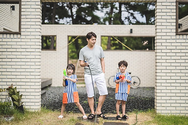 포토 JPG 주간 전신 응시 여자 남자 딸 아들 어린이 벽 포즈 가족 물놀이 놀이 서기 들기 사람 성인 야외 일상 앞모습 세명 자녀 잡기 가족라이프 아빠 인천 물총 물호스 국내포토 자연요소 라이프스타일 시선 뷰포인트 관계 모션 한국 라이프 호스 파일형식