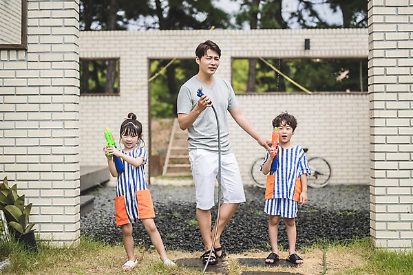 포토 JPG 주간 전신 응시 여자 남자 딸 아들 어린이 40대 중년 가족 물놀이 놀이 서기 들기 사람 야외 일상 앞모습 세명 한국인 자녀 잡기 가족라이프 아빠 즐거움 인천 물뿌리기 물총 물호스 국내포토 자연요소 라이프스타일 시선 감정 뷰포인트 관계 모션 한국 동양인 성인 라이프 호스 파일형식