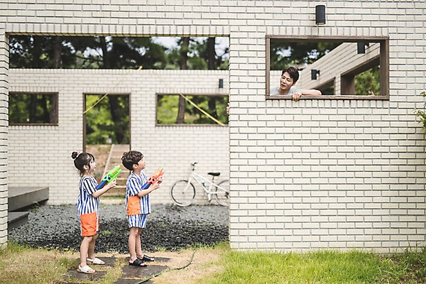 포토 JPG 주간 전신 여자 남자 딸 아들 어린이 40대 중년 가족 자연 물놀이 서기 미소 들기 사람 상반신 야외 일상 앞모습 옆모습 세명 한국인 자녀 가족라이프 아빠 공격 즐거움 담기 인천 물뿌리기 물총 물총놀이 숨기 피하기 국내포토 자연요소 라이프스타일 감정 뷰포인트 관계 모션 놀이 한국 표정 동양인 성인 라이프 생태계 파일형식