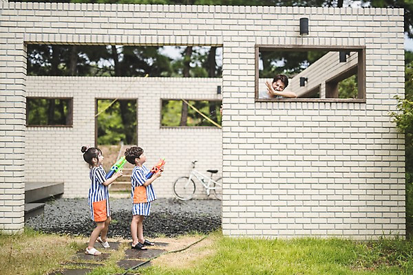 포토 JPG 주간 전신 여자 남자 딸 아들 어린이 벽 40대 중년 가족 자연 물놀이 놀이 서기 미소 웃음 들기 사람 상반신 야외 일상 앞모습 옆모습 세명 한국인 자녀 가족라이프 아빠 공격 즐거움 인천 물뿌리기 물총 물총놀이 피하기 국내포토 자연요소 라이프스타일 감정 뷰포인트 관계 모션 한국 표정 동양인 성인 라이프 생태계 파일형식