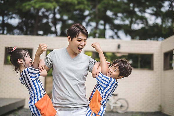 포토 JPG 주간 여자 남자 딸 아들 어린이 40대 중년 가족 매달리기 웃음 들기 사람 상반신 야외 일상 앞모습 옆모습 세명 힘 한국인 자녀 가족라이프 아빠 즐거움 인천 국내포토 자연요소 라이프스타일 감정 뷰포인트 관계 모션 한국 표정 동양인 성인 라이프 파일형식