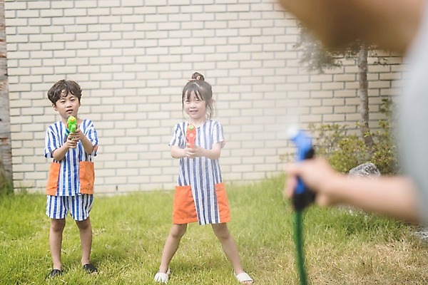포토 JPG 주간 전신 여자 남자 딸 아들 어린이 40대 중년 가족 물놀이 놀이 미소 들기 사람 상반신 야외 일상 앞모습 옆모습 아웃포커스 세명 한국인 자녀 잡기 가족라이프 아빠 공격 즐거움 조준 인천 물뿌리기 물총 물총놀이 물호스 국내포토 자연요소 라이프스타일 감정 뷰포인트 관계 모션 한국 촬영기법 표정 동양인 성인 라이프 호스 파일형식