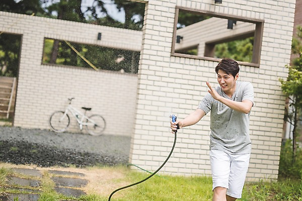 포토 JPG 주간 남자 40대 중년 가족 물놀이 놀이 한명 미소 사람 상반신 야외 일상 앞모습 한국인 아빠 즐거움 인천 물뿌리기 물호스 피하기 중년남자한명만 국내포토 자연요소 1 감정 뷰포인트 관계 모션 한국 표정 동양인 성인 라이프 호스 남자한명만 중년남자만 파일형식
