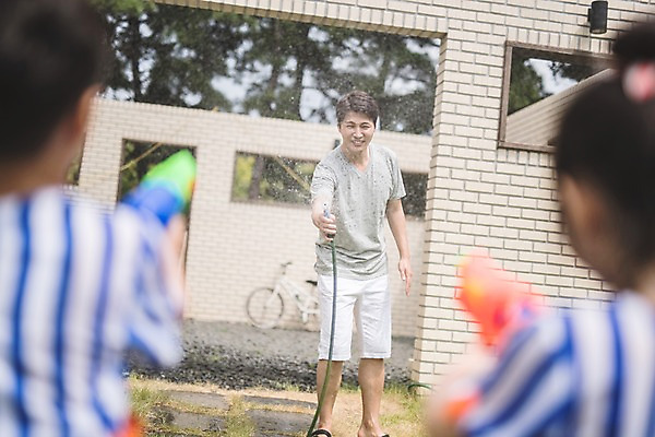 포토 JPG 주간 전신 응시 여자 남자 딸 아들 어린이 40대 중년 가족 물놀이 놀이 미소 들기 사람 상반신 야외 일상 앞모습 뒷모습 아웃포커스 세명 한국인 자녀 잡기 가족라이프 아빠 즐거움 인천 물뿌리기 물총 물총놀이 국내포토 자연요소 라이프스타일 시선 감정 뷰포인트 관계 모션 한국 촬영기법 표정 동양인 성인 라이프 파일형식