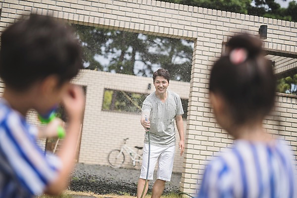 포토 JPG 주간 응시 여자 남자 딸 아들 어린이 40대 중년 가족 놀이 서기 미소 사람 상반신 야외 일상 앞모습 뒷모습 아웃포커스 세명 한국인 자녀 가족라이프 아빠 공격 즐거움 인천 물뿌리기 물총 물총놀이 물호스 국내포토 자연요소 라이프스타일 시선 감정 뷰포인트 관계 모션 한국 촬영기법 표정 동양인 성인 라이프 호스 파일형식