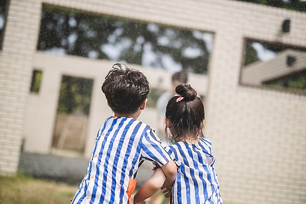 포토 JPG 주간 여자 남자 딸 아들 어린이 40대 중년 가족 물놀이 사람 상반신 야외 일상 앞모습 뒷모습 아웃포커스 세명 팔짱 한국인 자녀 가족라이프 수비 아빠 공격 인천 물뿌리기 물총 물총놀이 물호스 국내포토 자연요소 라이프스타일 뷰포인트 관계 모션 놀이 한국 촬영기법 동양인 성인 라이프 호스 파일형식