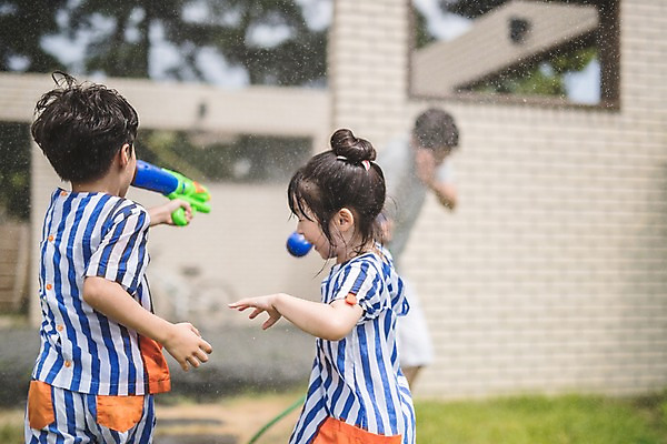 포토 JPG 주간 전신 여자 남자 딸 아들 어린이 40대 중년 가족 물놀이 사람 상반신 야외 일상 옆모습 뒷모습 아웃포커스 세명 한국인 자녀 가족라이프 수비 아빠 공격 즐거움 인천 물뿌리기 물총 물총놀이 물호스 국내포토 자연요소 라이프스타일 감정 뷰포인트 관계 모션 놀이 한국 촬영기법 동양인 성인 라이프 호스 파일형식