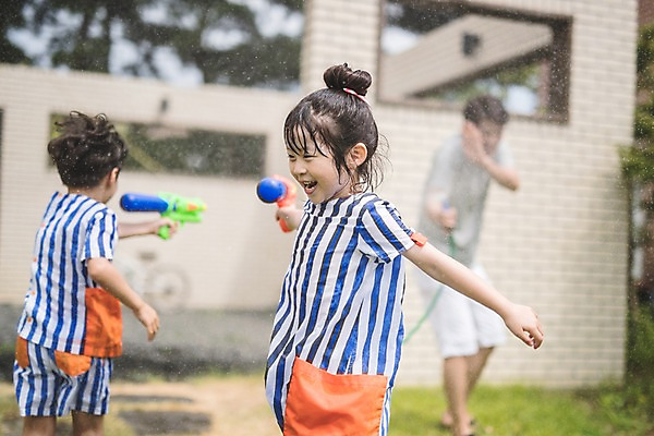 포토 JPG 주간 전신 여자 남자 딸 아들 어린이 40대 중년 가족 물놀이 놀이 사람 상반신 야외 일상 앞모습 옆모습 뒷모습 아웃포커스 세명 한국인 자녀 가족라이프 수비 아빠 공격 즐거움 물뿌리기 물총 물총놀이 물호스 피하기 국내포토 자연요소 라이프스타일 감정 뷰포인트 관계 모션 촬영기법 동양인 성인 라이프 호스 파일형식