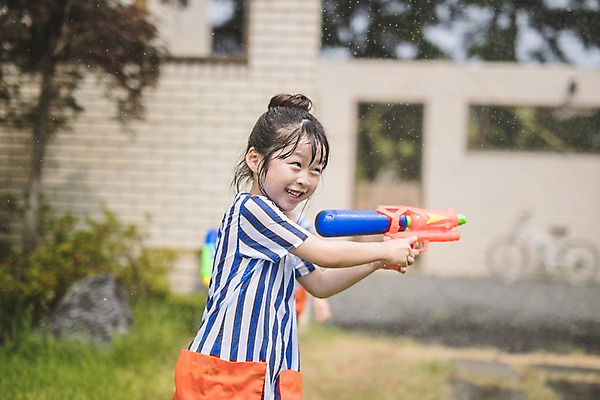 포토 JPG 주간 여자 딸 어린이 가족 한명 웃음 사람 상반신 야외 일상 옆모습 한국인 잡기 공격 즐거움 물뿌리기 물총 물총놀이 소녀한명만 국내포토 자연요소 1 감정 뷰포인트 관계 모션 놀이 표정 동양인 라이프 여자한명만 소녀만 파일형식
