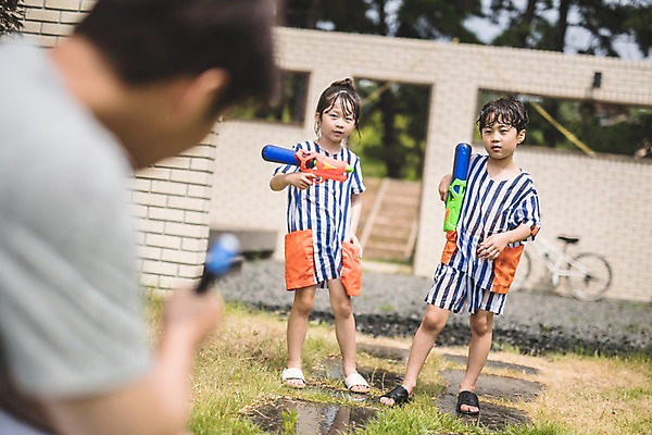 포토 JPG 주간 전신 응시 여자 남자 딸 아들 어린이 40대 중년 가족 놀이 들기 사람 상반신 야외 일상 앞모습 뒷모습 아웃포커스 세명 한국인 자녀 잡기 가족라이프 아빠 즐거움 인천 물뿌리기 물총 물총놀이 물호스 국내포토 자연요소 라이프스타일 시선 감정 뷰포인트 관계 모션 한국 촬영기법 동양인 성인 라이프 호스 파일형식 아시아 인종 생활 나라