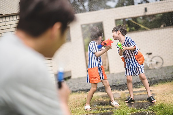 포토 JPG 주간 전신 여자 남자 딸 아들 어린이 40대 중년 가족 놀이 들기 사람 상반신 야외 일상 앞모습 뒷모습 아웃포커스 세명 한국인 자녀 잡기 가족라이프 아빠 공격 즐거움 인천 물뿌리기 물총 물총놀이 물호스 피하기 국내포토 자연요소 라이프스타일 감정 뷰포인트 관계 모션 한국 촬영기법 동양인 성인 라이프 호스 파일형식
