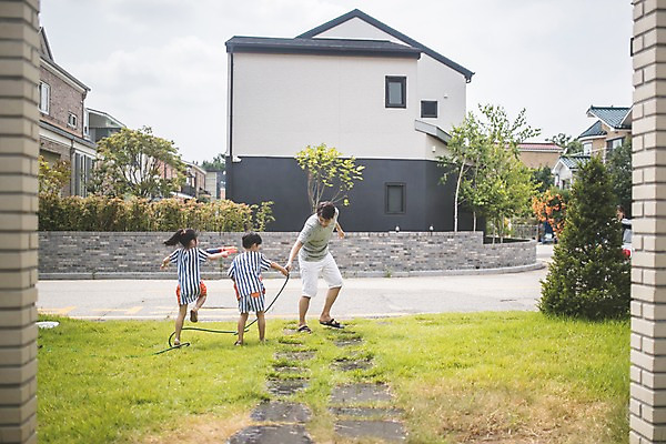 포토 JPG 주간 전신 여자 남자 딸 아들 어린이 40대 중년 가족 놀이 주택 들기 사람 야외 일상 옆모습 뒷모습 세명 한국인 자녀 잡기 가족라이프 아빠 공격 즐거움 물뿌리기 물총 물총놀이 물호스 국내포토 자연요소 라이프스타일 감정 뷰포인트 관계 모션 동양인 성인 건물 라이프 호스 파일형식