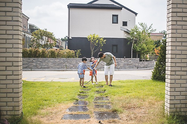 포토 JPG 주간 전신 여자 남자 딸 아들 어린이 40대 중년 가족 물놀이 주택 들기 사람 야외 일상 앞모습 옆모습 세명 한국인 자녀 잡기 가족라이프 아빠 즐거움 인천 물뿌리기 물총 물총놀이 물호스 국내포토 자연요소 라이프스타일 감정 뷰포인트 관계 모션 놀이 한국 동양인 성인 건물 라이프 호스 파일형식