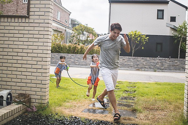 포토 JPG 주간 전신 여자 남자 딸 아들 어린이 40대 중년 가족 물놀이 놀이 주택 들기 사람 야외 일상 앞모습 세명 달리기 한국인 자녀 잡기 가족라이프 아빠 공격 즐거움 인천 물뿌리기 물총 물총놀이 물호스 국내포토 자연요소 라이프스타일 감정 뷰포인트 관계 모션 한국 동양인 성인 건물 라이프 호스 파일형식