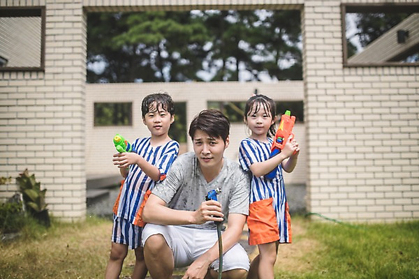 포토 JPG 주간 응시 여자 남자 딸 아들 어린이 40대 중년 가족 물놀이 놀이 서기 미소 사람 앉기 상반신 야외 일상 앞모습 옆모습 세명 한국인 자녀 가족라이프 아빠 즐거움 인천 물총 물총놀이 물호스 국내포토 자연요소 라이프스타일 시선 감정 뷰포인트 관계 모션 한국 표정 동양인 성인 라이프 호스 파일형식