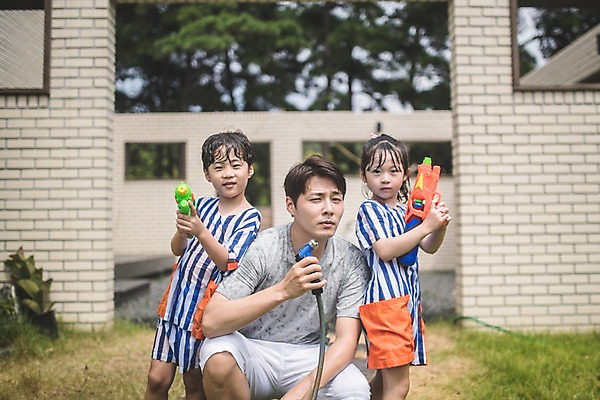 포토 JPG 주간 응시 여자 남자 딸 아들 어린이 40대 중년 가족 서기 들기 사람 앉기 상반신 야외 일상 앞모습 옆모습 세명 한국인 자녀 잡기 가족라이프 아빠 즐거움 인천 물총 물총놀이 물호스 국내포토 자연요소 라이프스타일 시선 감정 뷰포인트 관계 모션 놀이 한국 동양인 성인 라이프 호스 파일형식 아시아 인종 생활 나라