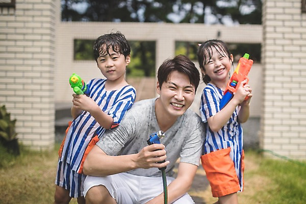 포토 JPG 주간 여자 남자 딸 아들 어린이 40대 중년 가족 물놀이 놀이 서기 웃음 들기 사람 앉기 상반신 야외 일상 앞모습 옆모습 세명 기댐 한국인 자녀 잡기 가족라이프 아빠 즐거움 인천 물총 물총놀이 국내포토 자연요소 라이프스타일 감정 뷰포인트 관계 모션 한국 표정 동양인 성인 라이프 파일형식