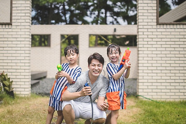 포토 JPG 주간 여자 남자 딸 아들 어린이 40대 중년 가족 물놀이 놀이 서기 미소 웃음 들기 사람 앉기 상반신 야외 일상 앞모습 옆모습 세명 기댐 한국인 자녀 잡기 가족라이프 아빠 즐거움 인천 물총 물총놀이 물호스 국내포토 자연요소 라이프스타일 감정 뷰포인트 관계 모션 한국 표정 동양인 성인 라이프 호스 파일형식
