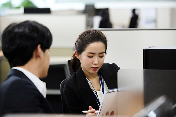 포토 JPG 응시 여자 남자 회사 비즈니스 회의 실내 대화 사람 앉기 정장 상반신 20대 성인 두명 일상 옆모습 비즈니스라이프 사무실 자료 한국인 직장인 비즈니스맨 비즈니스우먼 동료 문서 성인만 국내포토 직업 라이프스타일 시선 옷 뷰포인트 관계 모션 말하기 동양인 청년 내부 라이프 파일형식