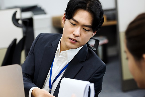 포토 JPG 응시 여자 남자 회사 비즈니스 회의 직장 실내 대화 사람 앉기 정장 상반신 20대 성인 두명 일상 옆모습 친구 비즈니스라이프 사무실 한국인 직장인 비즈니스맨 비즈니스우먼 동료 문서 파일 성인만 국내포토 직업 라이프스타일 시선 옷 뷰포인트 관계 모션 말하기 동양인 청년 내부 라이프 파일형식